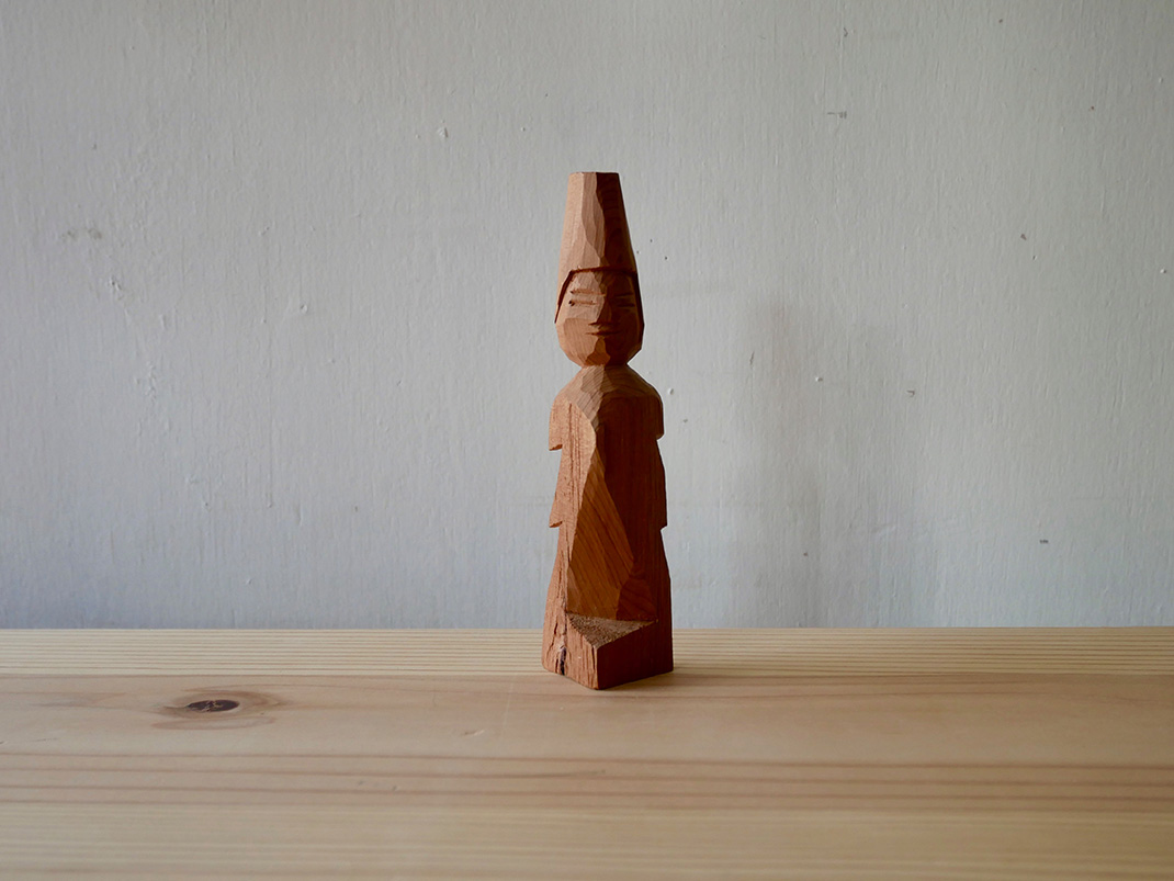 スタイルコラム | イチイの木を彫って作った、綺麗に仕上げすぎない