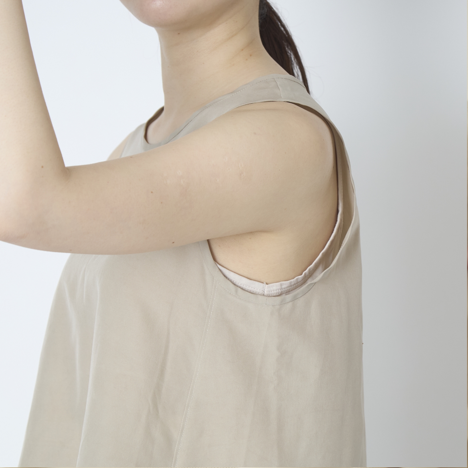 0910/さらさらシルクノースリーブトップ -お手入れ簡単でベーシックな