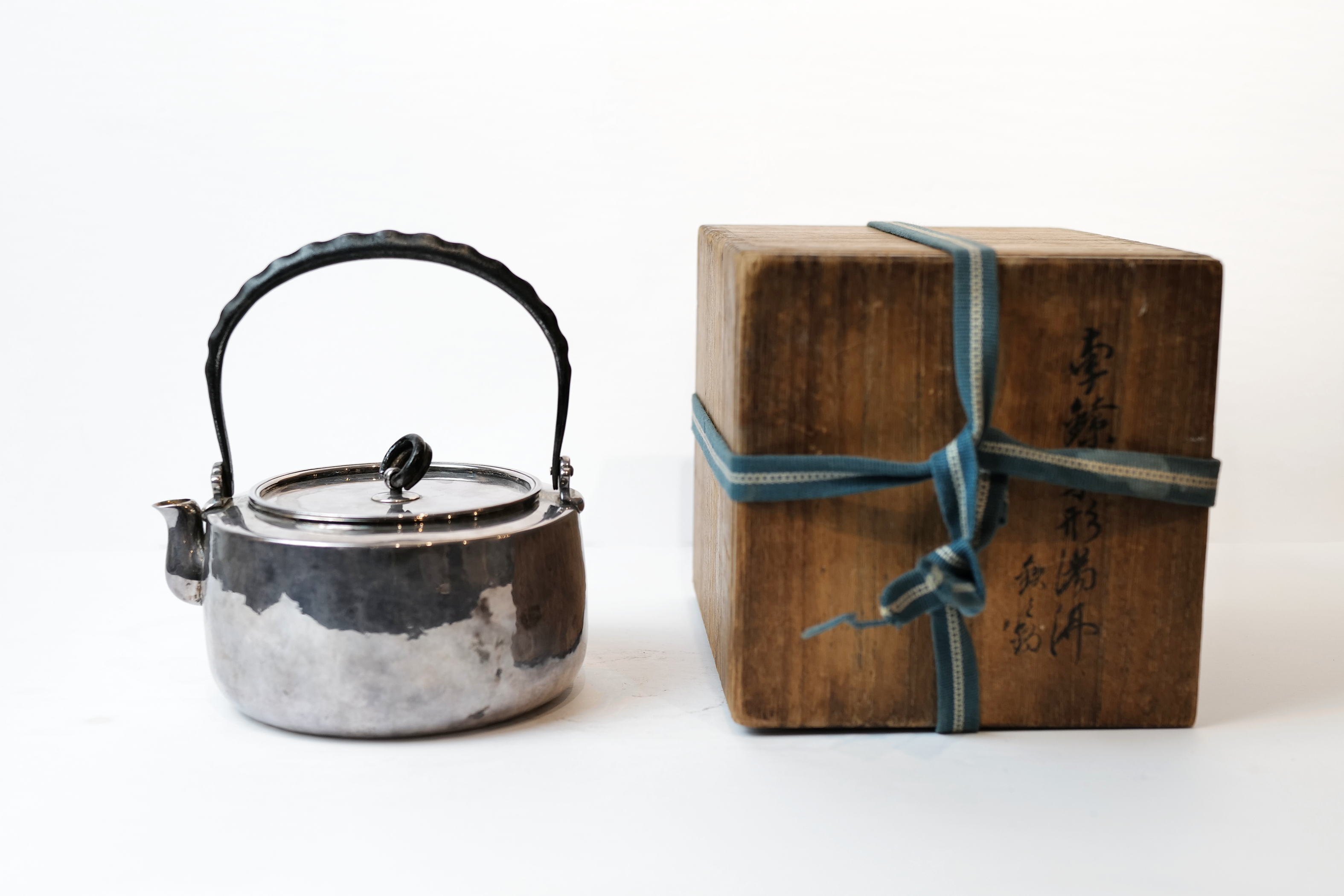 純銀製 北村静香造 槌目 金メッキ仕上げ 貴石摘 豆莢鉄手 湯沸 古美術