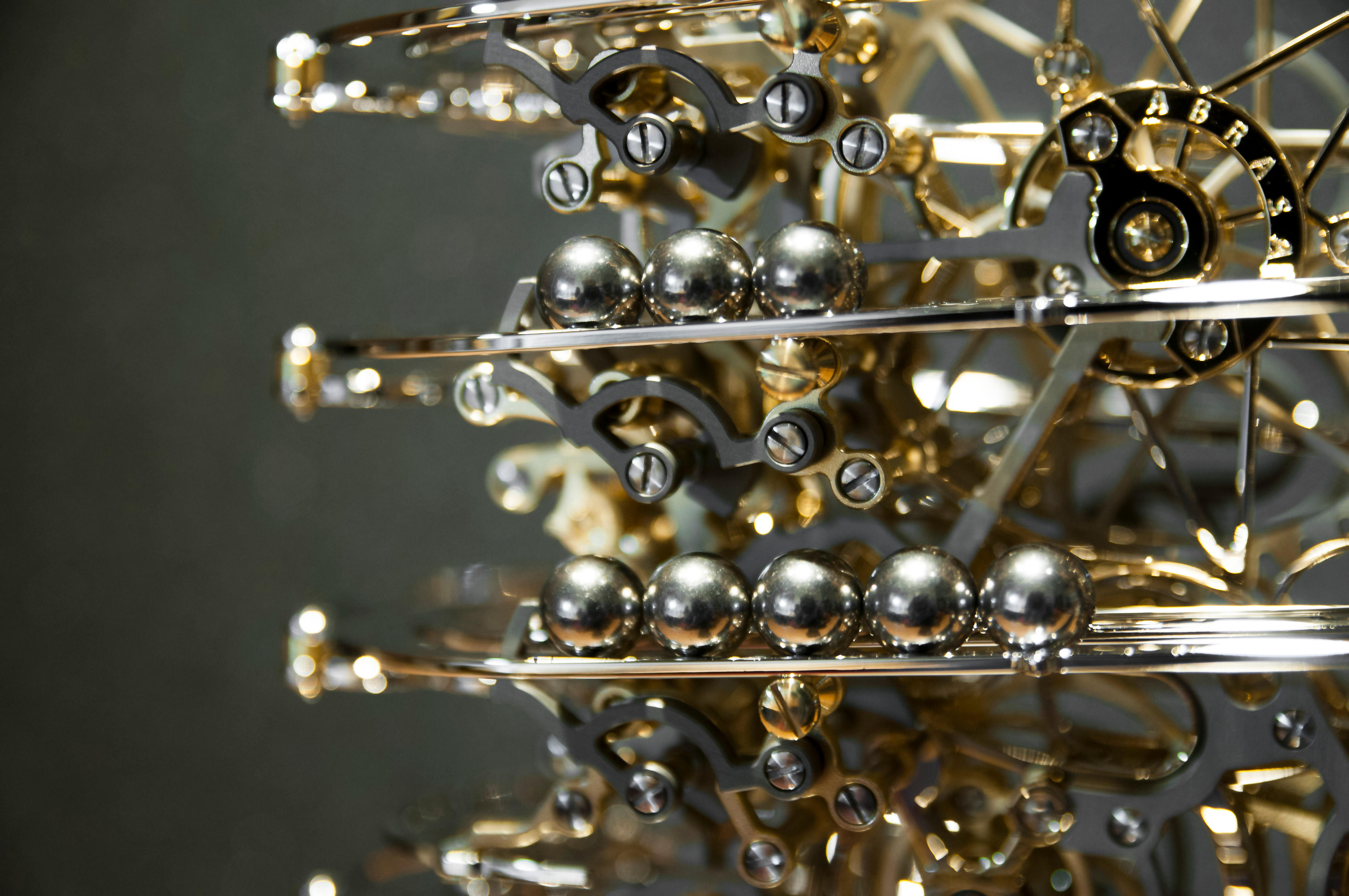 時間は芸術、哲学、人生である。新しい形で時間を考える置き時計