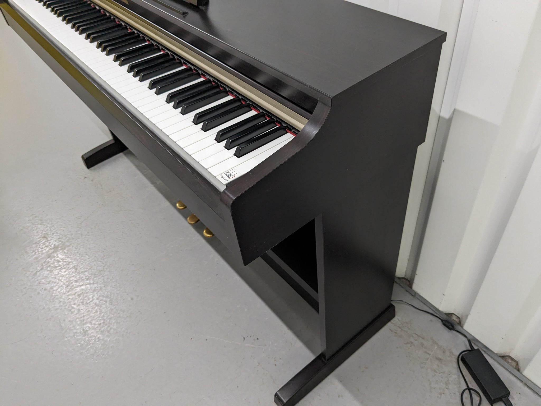 Yamaha Arius YDP-162 Digital Piano in rosewood, clavinova keyboard