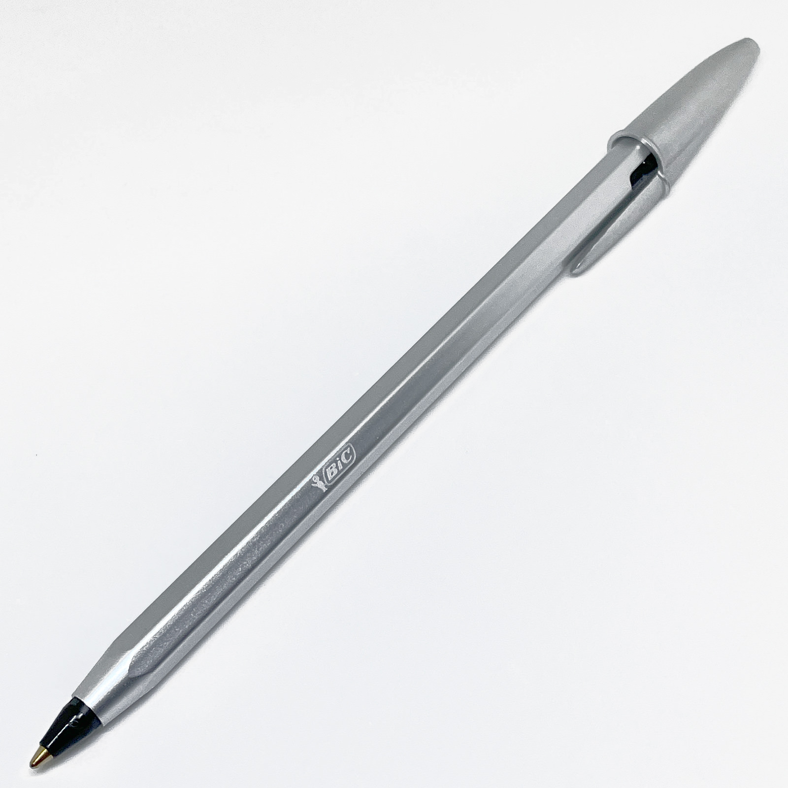 アルミ軸の重みでスラスラ書けるシルバーなBiCの油性ボールペン