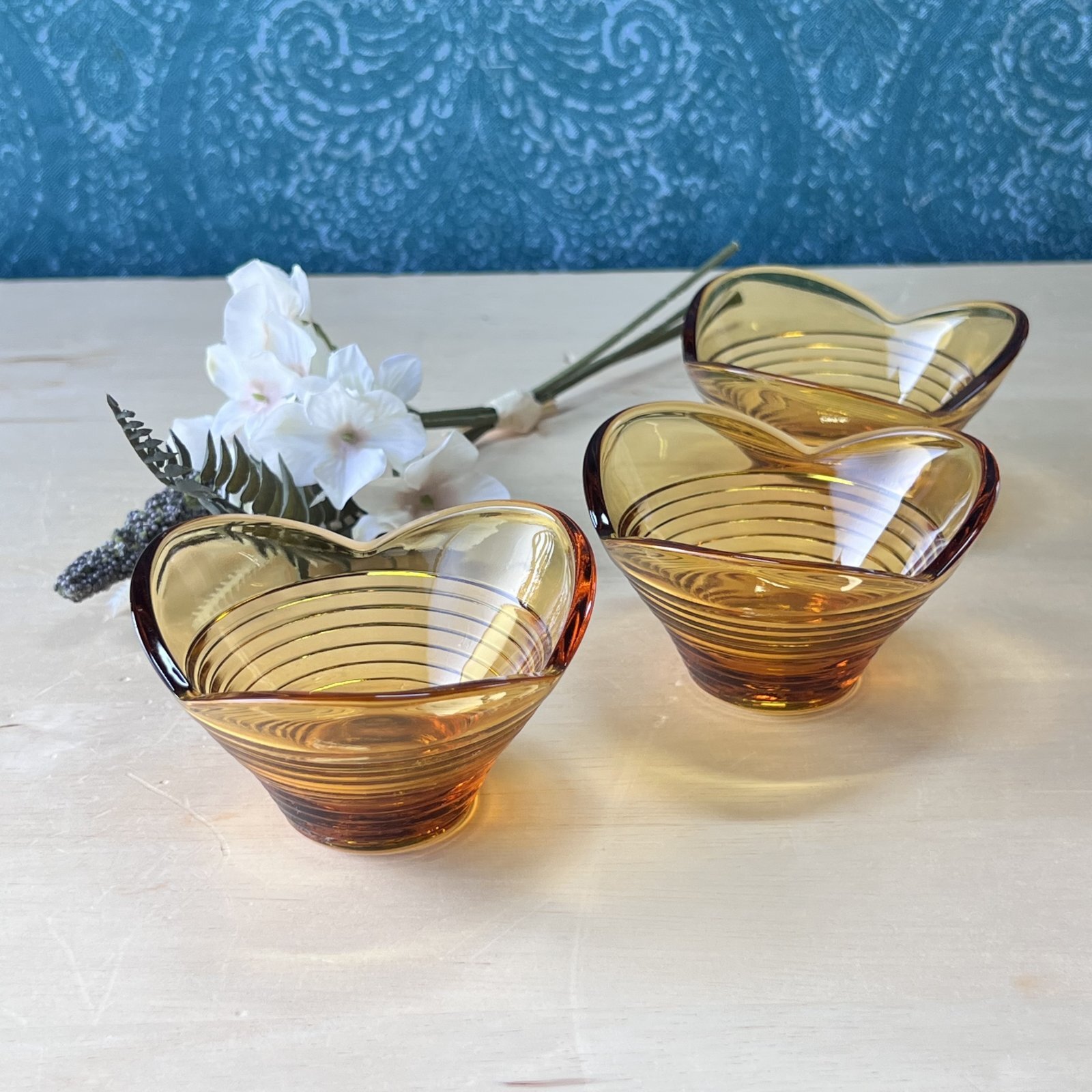 アンバーガラス つぼみのような小鉢 チョコレートに 1個