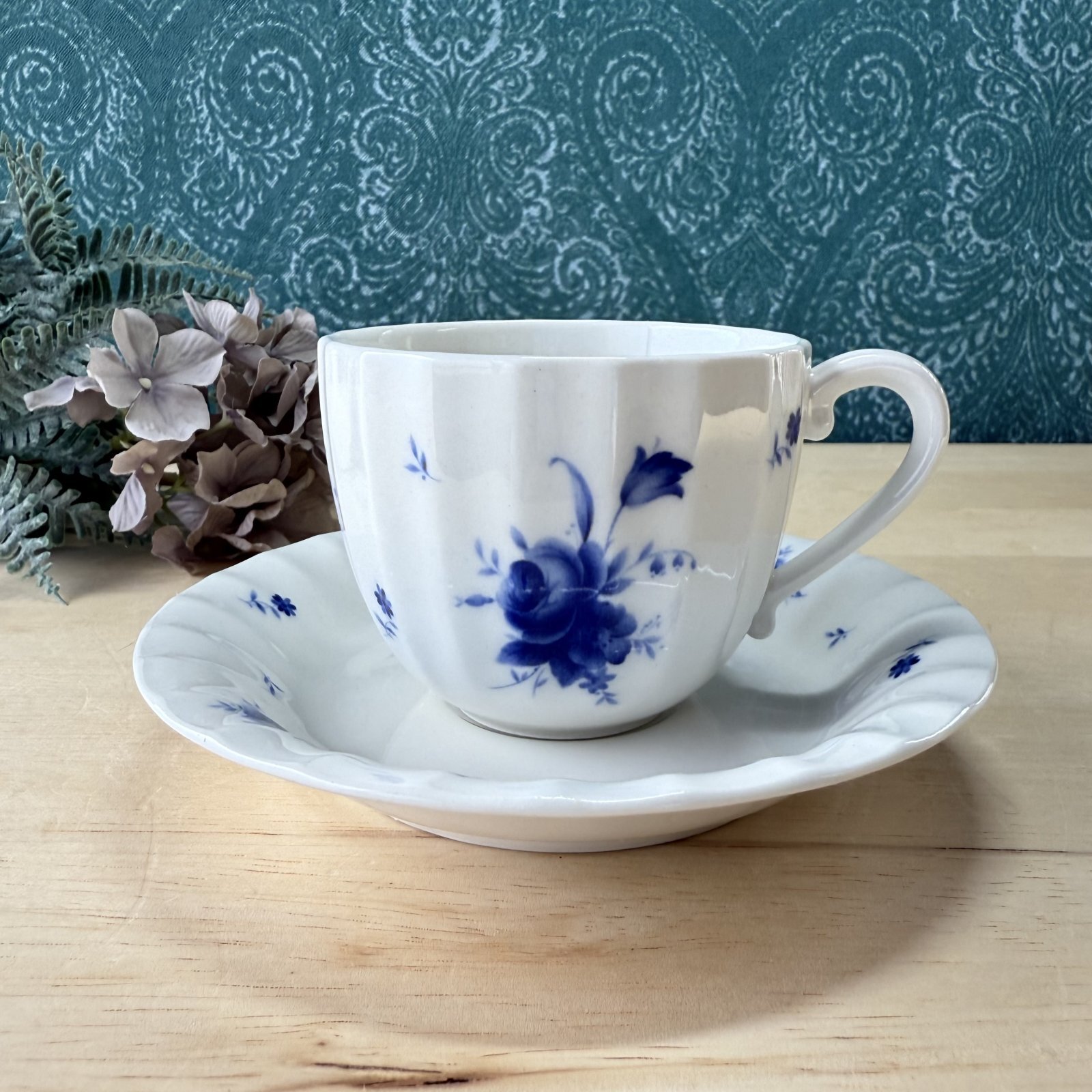 青いドラゴンと桜の花の陶器カップ 青いドラゴンと桜の花の陶器カップ