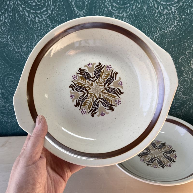 オリエンタル模様のモダンフラワー ブラウン系 花柄プレート皿 耳付き