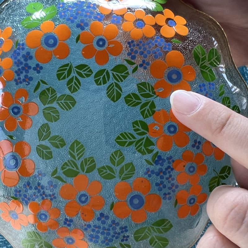 ベイビーわるきゅーれドラマタイアップ品 レトロポップなオレンジ花柄