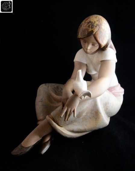 リヤドロ少女と白い鳩の陶器