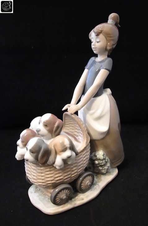 ショップ リヤドロ 仔犬を抱く貴婦人 子犬とお散歩 傘 フィギュリン