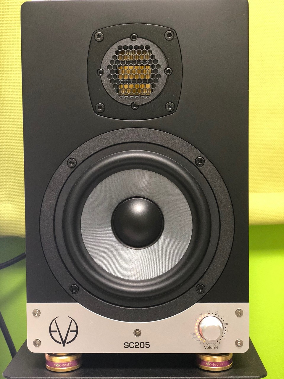 様々な環境に適応するフラットなモニタースピーカー、EVE AUDIO SC205