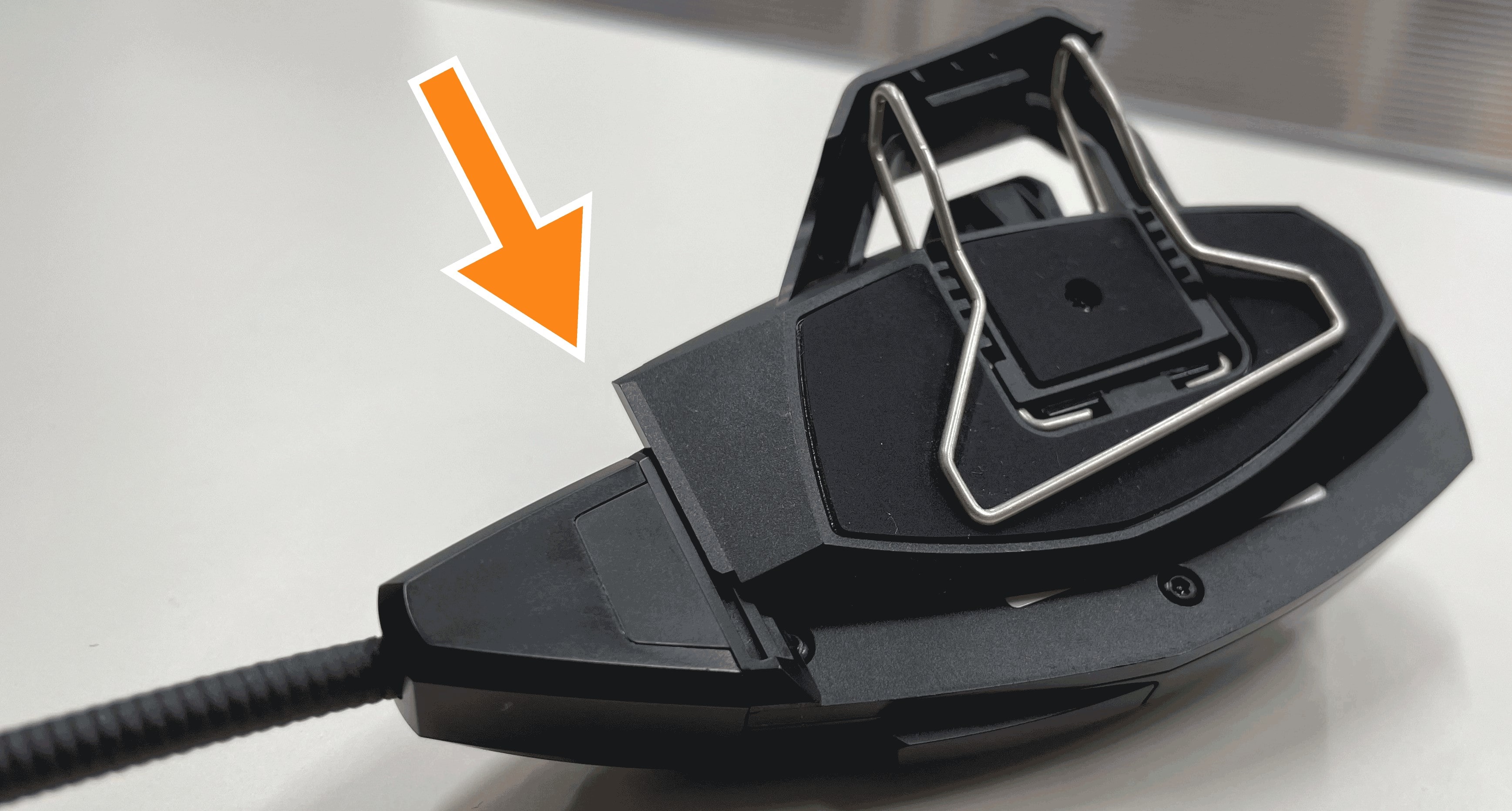 B+COM ONEのアームマイクは、どうやって本体から取り外しますか