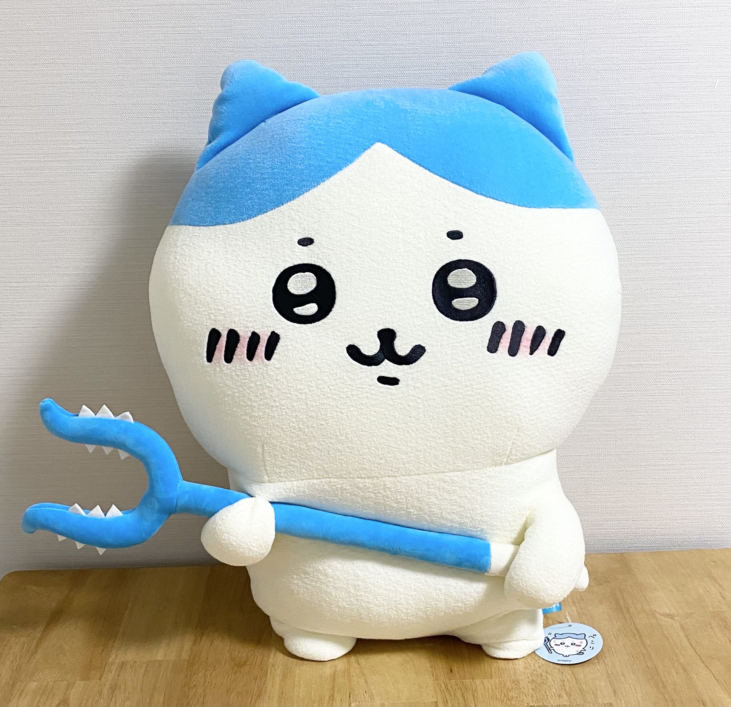 ハチワレちゃんの討伐棒をもった特大ぬいぐるみ届いた✨ | しゅみる